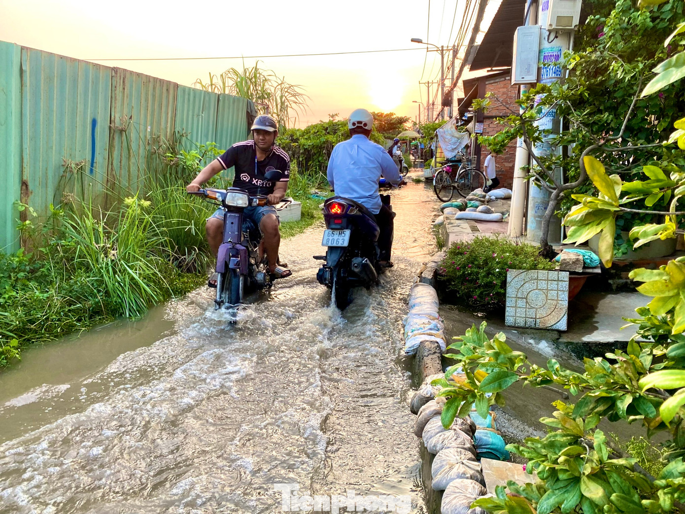 Cơ quan Khí tượng Thủy văn dự báo đỉnh triều cường tại TPHCM có khả năng xuất hiện vào ngày 16 - 18/12 (tức 16 – 18 tháng 11 Âm Lịch) ở mức xấp xỉ hoặc dưới Báo động III khoảng 0,05m. Ảnh: Hữu Huy