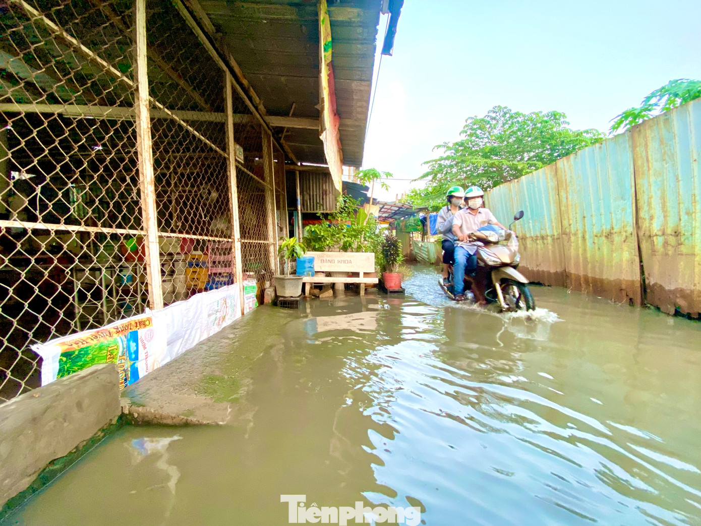 “Đoạn đường khoảng 300m đi qua công trường thì vừa hư hỏng, vừa xuống cấp. Mỗi khi nước ngập sâu, người dân đi lại và đặc biệt là học sinh thường bị té ngã nhìn rất tội. Công trình thì không thi công suốt mấy năm qua, chúng tôi hy vọng dự án này sẽ sớm khởi động trở lại để thoát cảnh sống chung với ngập” - anh Minh (người dân địa phương) nói.