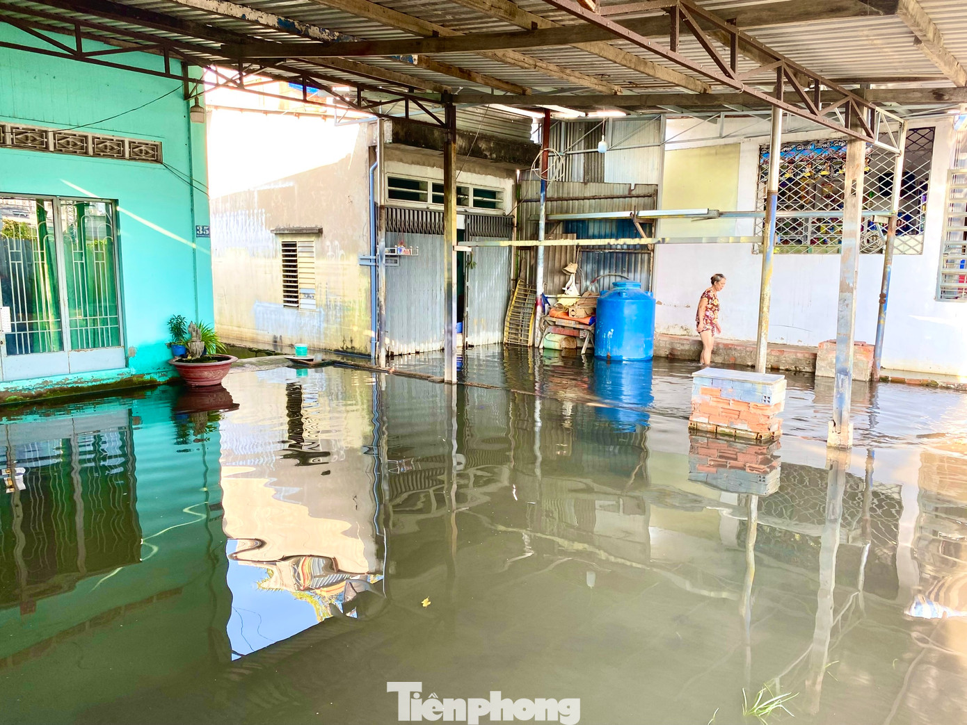 Nước dâng cao, gây ngập một số nhà dân ở gần công trường thi công cống Phú Định.