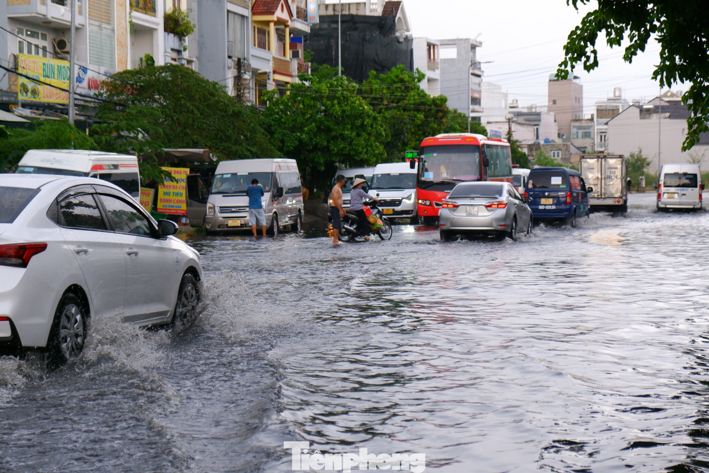 Một đoạn khoảng 500m đường Lê Cơ (quận Bình Tân) bị ngập do cơn mưa sáng 13/11.