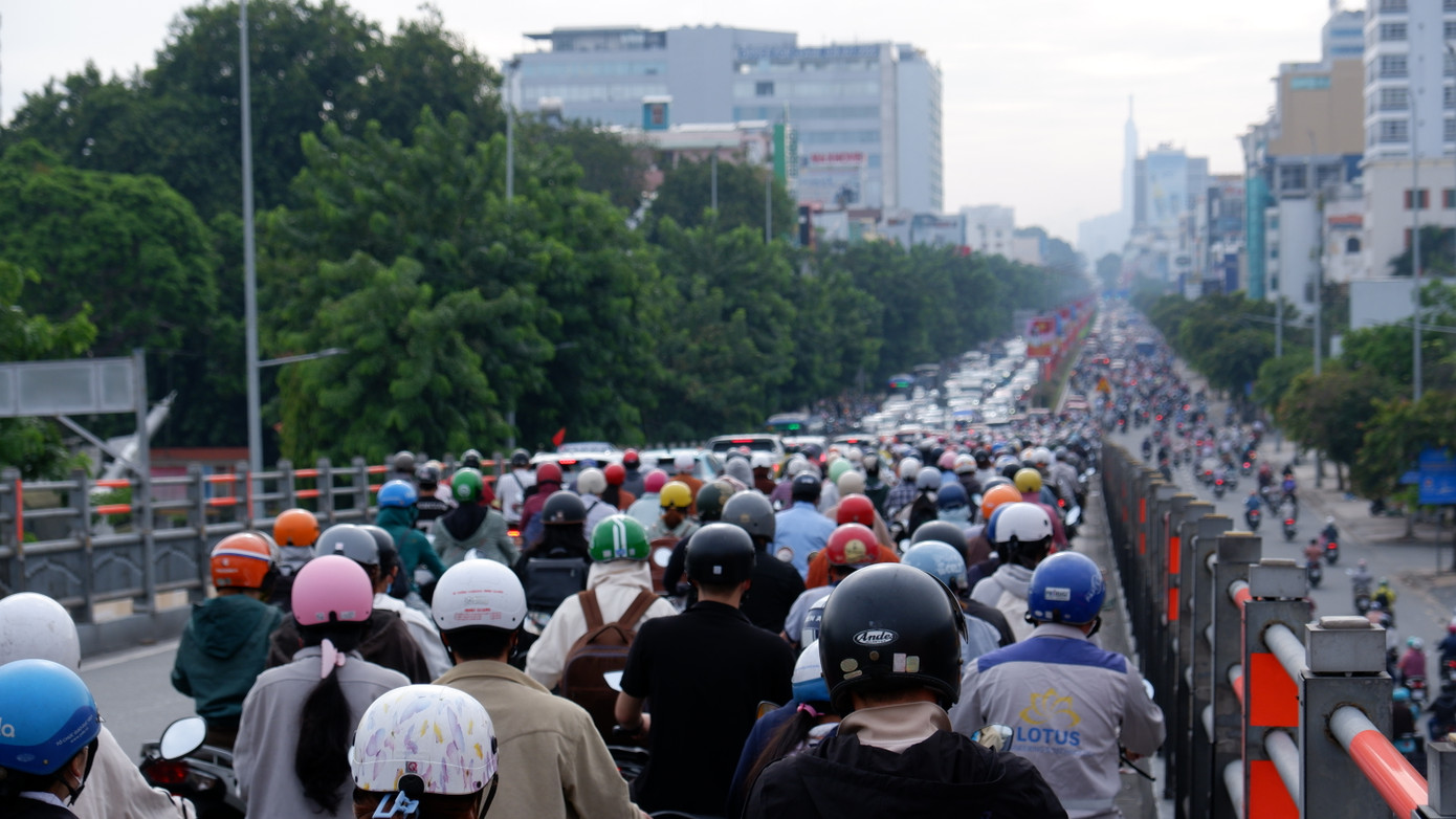 Phương tiện chen chúc trên cầu vượt Hoàng Hoa Thám - đường Cộng Hòa (quận Tân Bình). Ảnh: Hữu Huy
