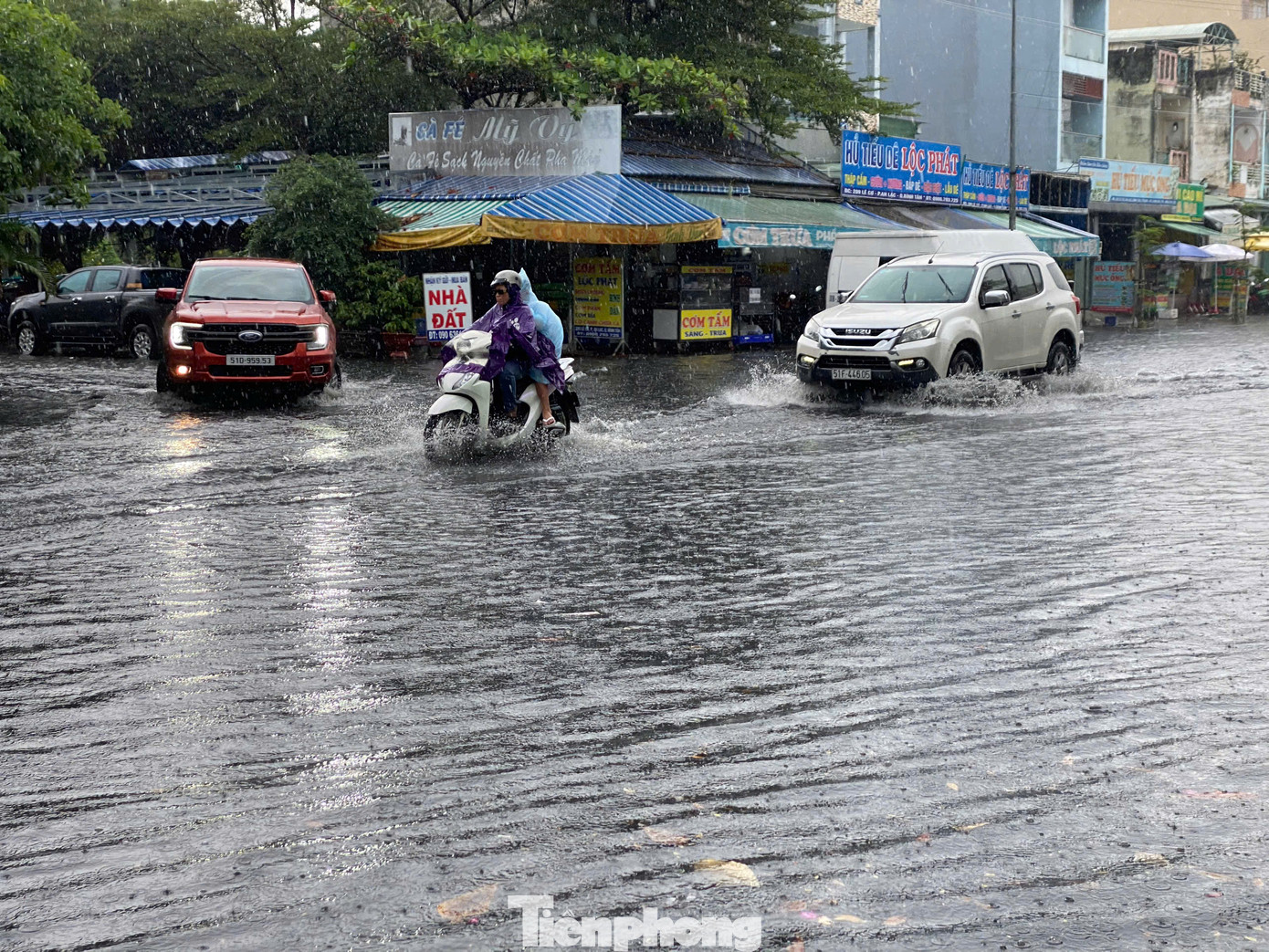 Anh Hồ Thiên Hào (người dân sinh sống trên đường Lê Cơ, quận Bình Tân) cho biết, một đoạn thuộc tuyến đường này là vùng trũng thấp, thường xuyên bị ngập khi có mưa lớn. Nguyên nhân là do hệ thống thoát nước không hoạt động hiệu quả. &quot;Chúng tôi hy vọng cơ quan chức năng sẽ có biện pháp nâng chiều cao mặt đường để xóa điểm ngập này&quot;- anh Hào bày tỏ.