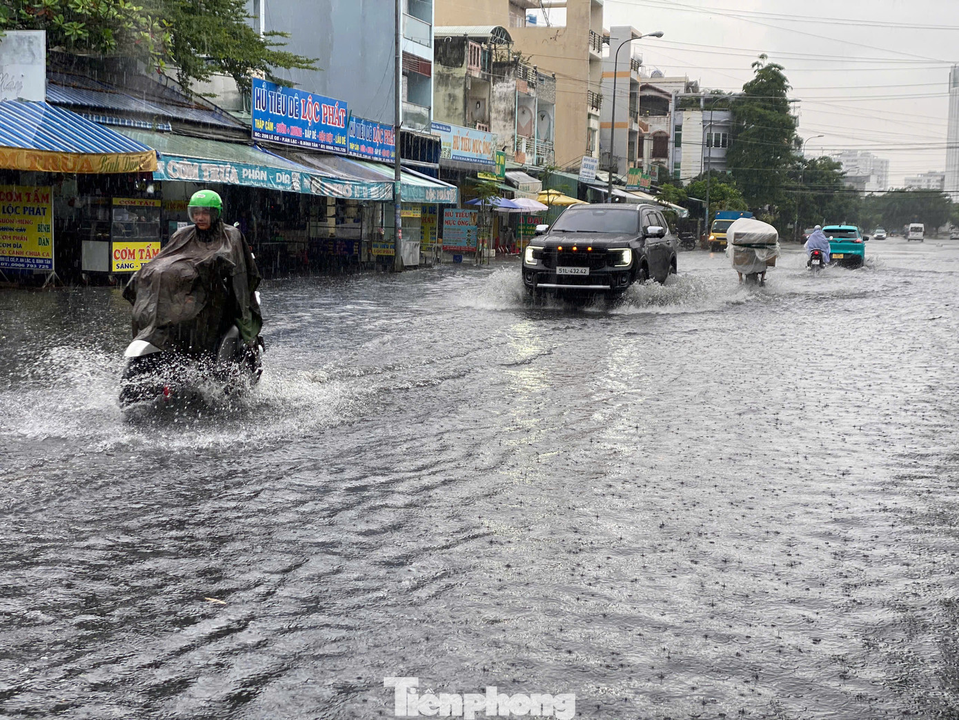Sáng và trưa 13/11, nhiều khu vực tại TPHCM bất ngờ có mưa lớn trên diện rộng.