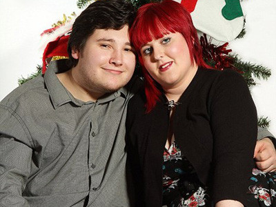 Chứng DID khiến Kimi có thể thay đổi nhân cách bất kì lúc nào. Cô đã dành hàng trăm bảng Anh để mua quà Giáng sinh cho 15 cá tính của mình, trong đó bao gồm đầu bếp Nhật Bản Satou - 22 tuổi, Fiona 17 tuổi - nghiện tập thể dục, cặp song sinh 4 tuổi Jack và Safyer