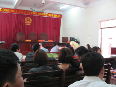 Một người áo vàng tha hồ trao đổi với bị cáo