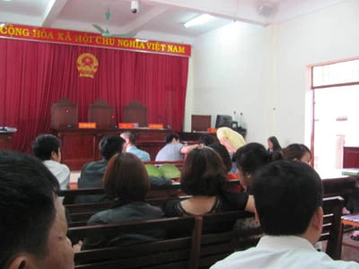 Một người áo vàng tha hồ trao đổi với bị cáo