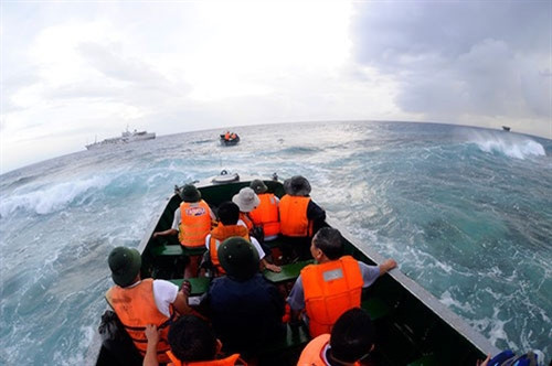 Vượt sóng lớn vào thăm đảo . Vượt sóng lớn vào thăm đảo