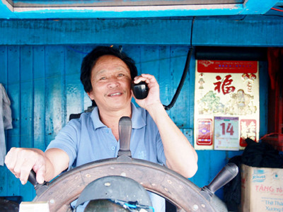 Thuyền trưởng Trần Bảnh trên con tàu 320CV vừa từ Hoàng Sa vào bờ. Ảnh: NGuyễn Huy 