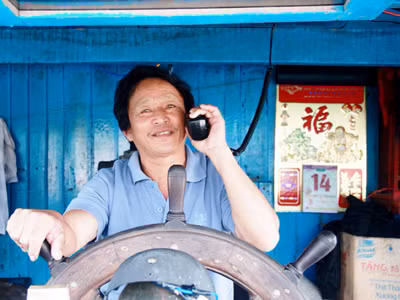 Thuyền trưởng Trần Bảnh trên con tàu 320CV vừa từ Hoàng Sa vào bờ. Ảnh: NGuyễn Huy . Thuyền trưởng Trần Bảnh trên con tàu 320CV vừa từ Hoàng Sa vào bờ. Ảnh: NGuyễn Huy