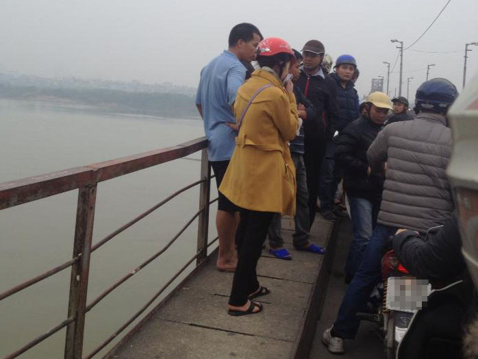 Nhiều người đi đường hiếu kỳ dừng lại xem khiến đoạn cầu bị tắc nghẽn cục bộ