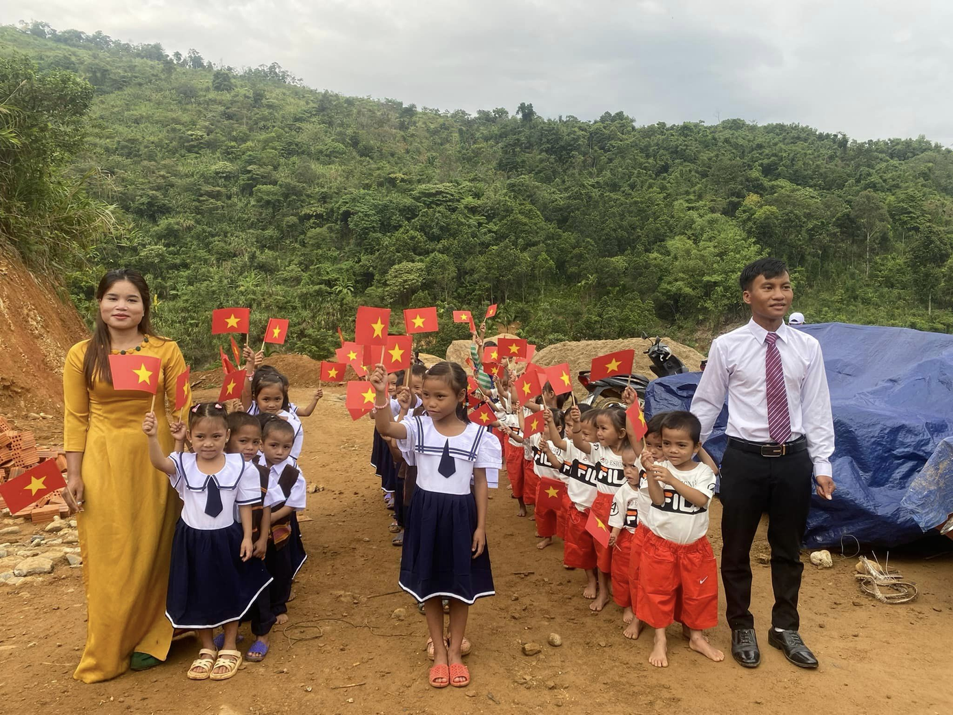 Những bạn nhỏ hiền lành, lễ phép với nét mặt rạng ngời được dự lễ khai giảng để bắt đầu một năm học mới tại điểm trường Ông Bình. Ảnh: Nguyễn Bình Nam Những bạn nhỏ hiền lành, lễ phép với nét mặt rạng ngời được dự lễ khai giảng để bắt đầu một năm học mới tại điểm trường Ông Bình. Ảnh: Nguyễn Bình Nam