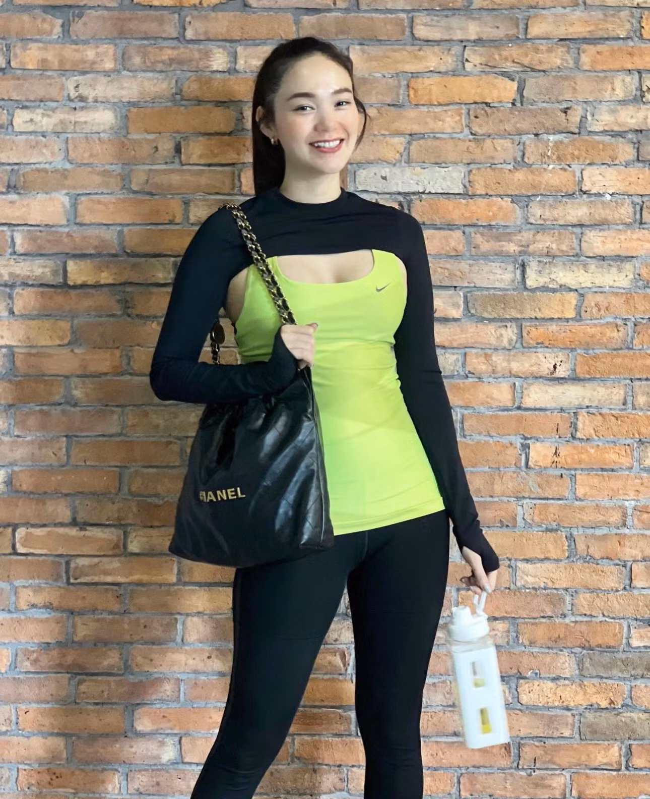 Cận cảnh vóc dáng và nhan sắc của Minh Hằng trong những tháng đầu mang thai.