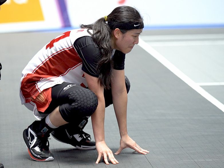 Thảo Vy bật khóc sau khi ghi điểm ấn định chiến thắng cho đội tuyển bóng rổ Việt Nam, đem về tấm HCV quý giá. Ảnh: Việt Long