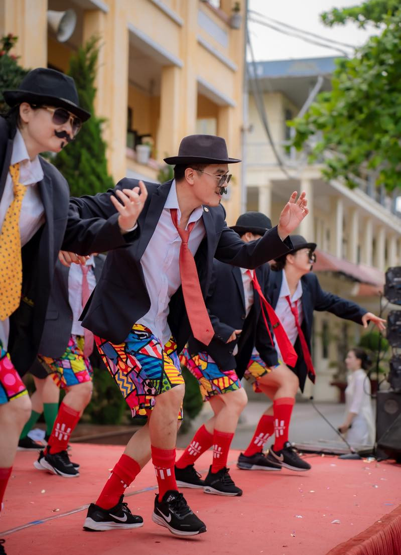 Thầy Lê Thanh Tĩnh mong muốn tạo sự gần gũi, thân thiện với học sinh, từ đó giúp học sinh tin tưởng, yêu quý và chia sẻ với thầy cô hơn. - Nguồn: Đoàn trường THPT Thái Phiên Hải Phòng Thầy Lê Thanh Tĩnh mong muốn tạo sự gần gũi, thân thiện với học sinh, từ đó giúp học sinh tin tưởng, yêu quý và chia sẻ với thầy cô hơn. - Nguồn: Đoàn trường THPT Thái Phiên Hải Phòng