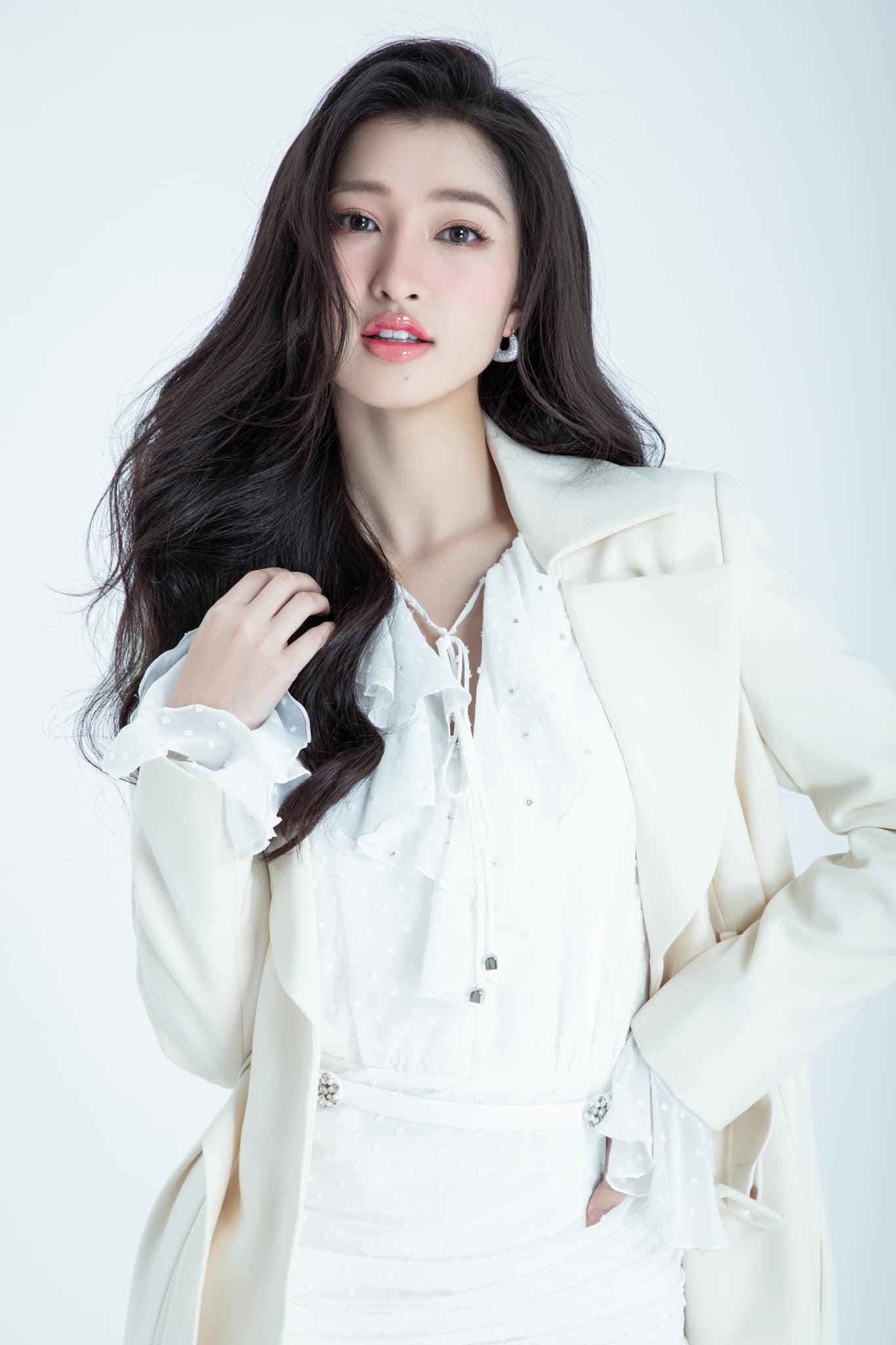 Á hậu Phương Nhi được biết đến là một "fan cứng" của các thần tượng K-Pop. Á hậu Phương Nhi được biết đến là một "fan cứng" của các thần tượng K-Pop.