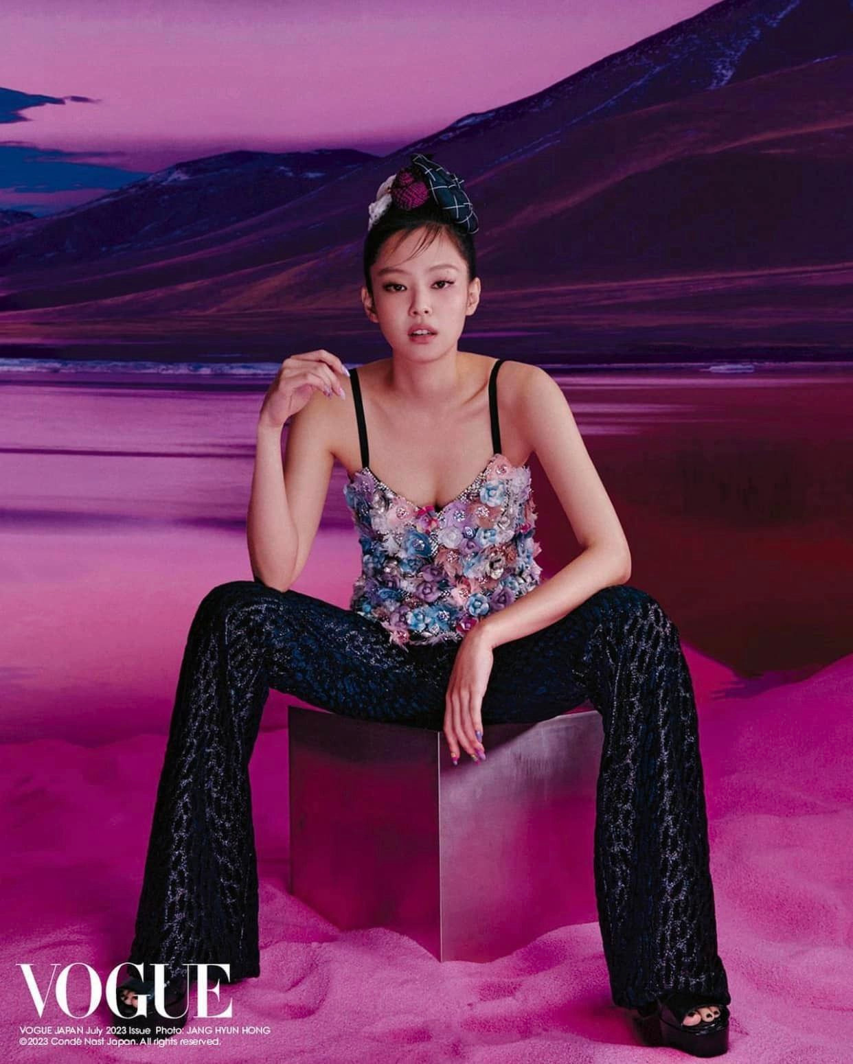 Nhiều ý kiến cho rằng Jennie ngày càng tiến bộ trong cách pose dáng, thần thái khi xuất hiện trên bìa tạp chí Vouge Nhật lần này.