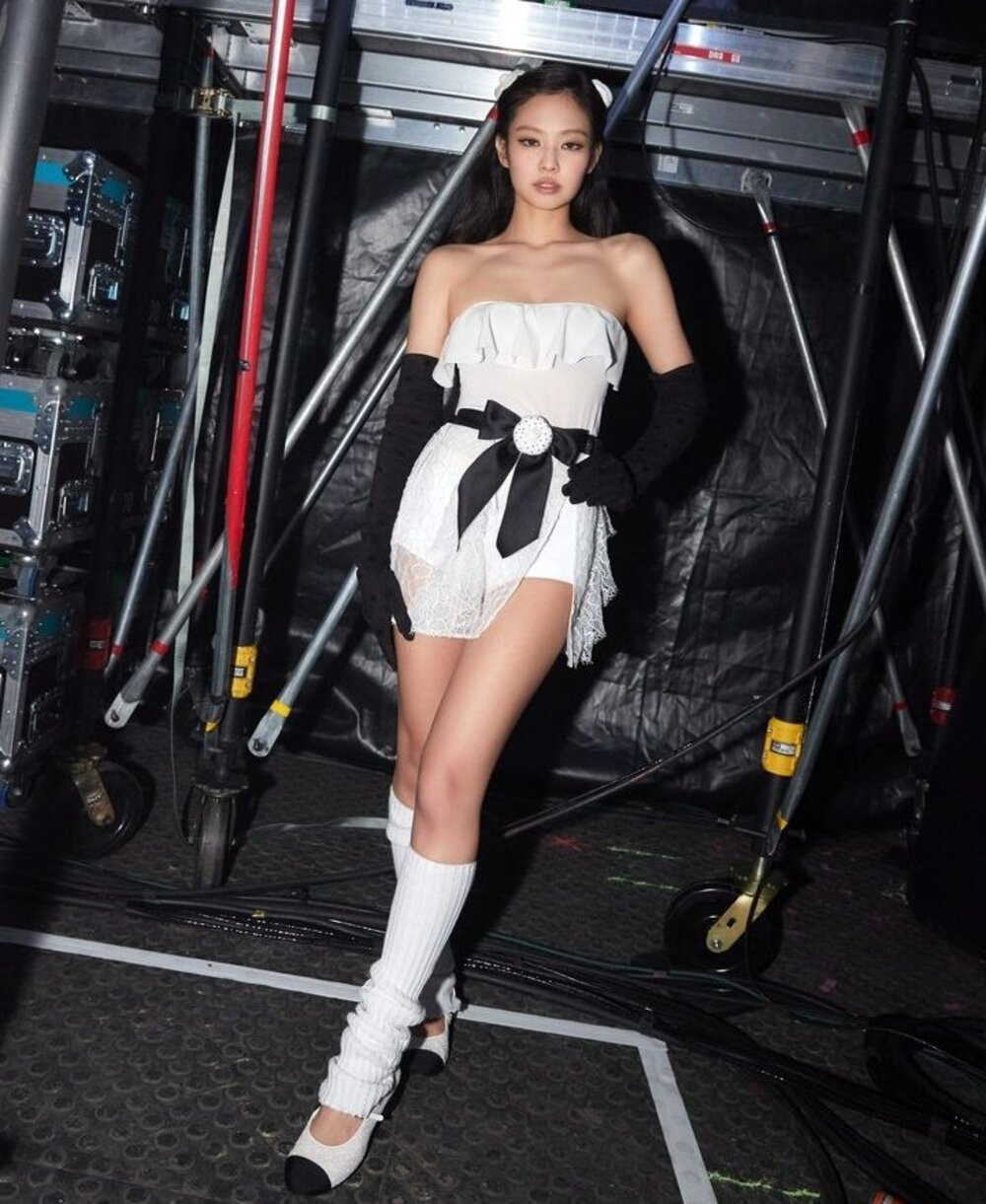 Cô nàng biến tấu trang phục với hai màu sắc cổ điển tạo nên vẻ sang chảnh. Cô nàng biến tấu trang phục với hai màu sắc cổ điển tạo nên vẻ sang chảnh.