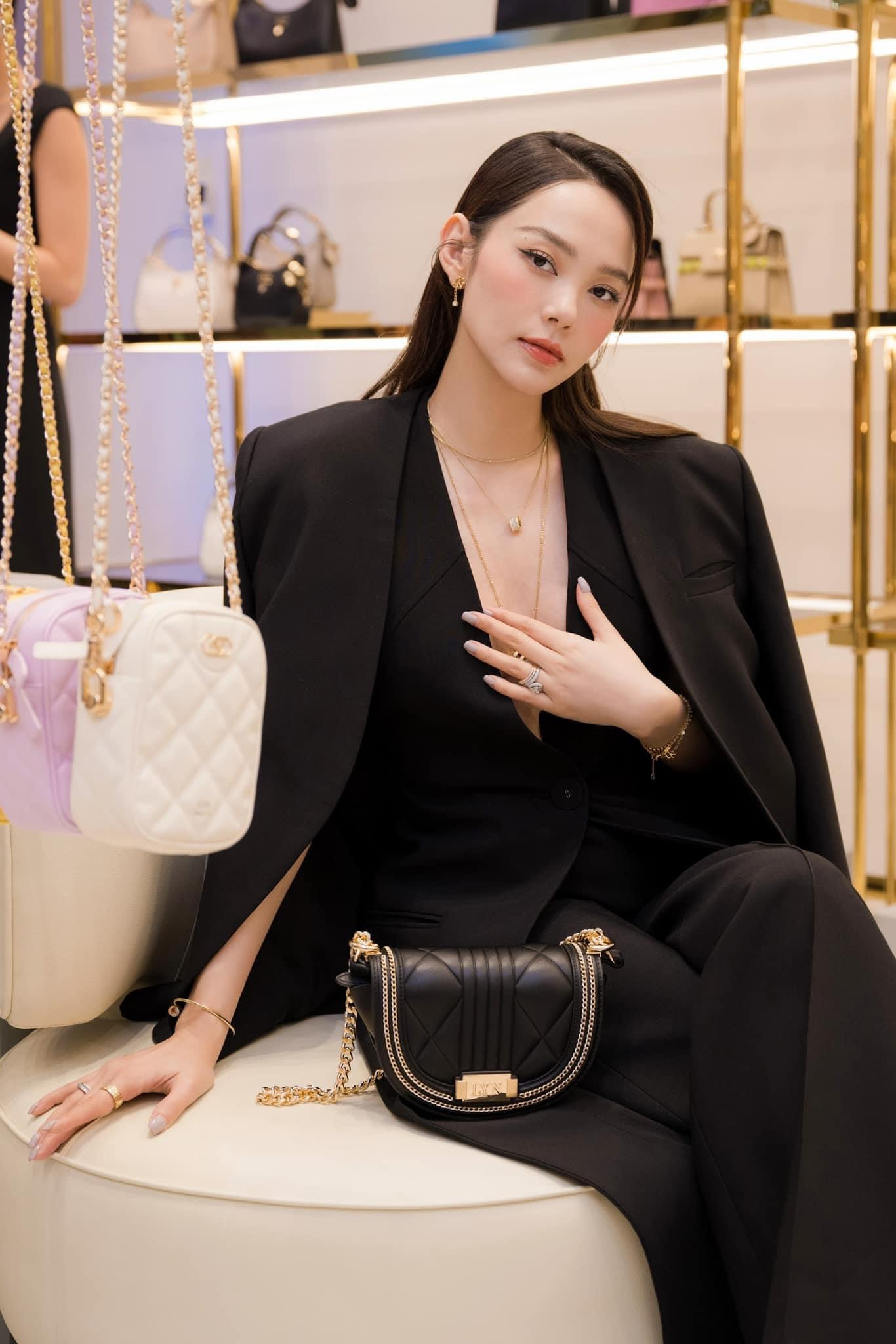 Hiện tại, Minh Hằng đã dừng lại một số công việc để tập trung chăm sóc con.