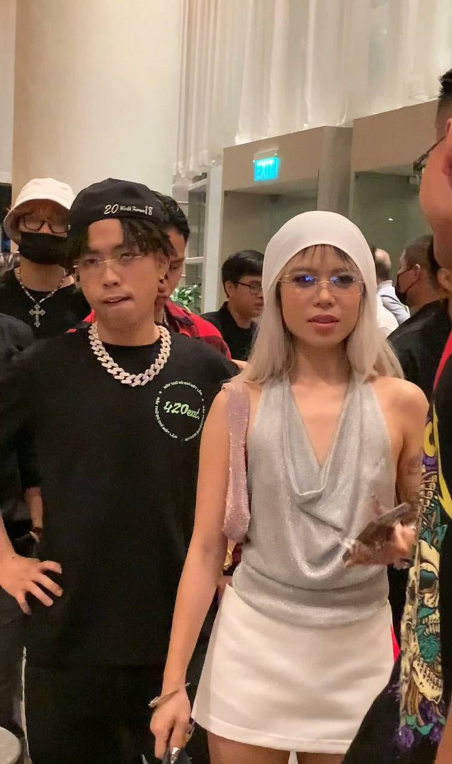 tlinh và Wxrdie công khai xuất hiện cùng nhau trong một sự kiện. tlinh và Wxrdie công khai xuất hiện cùng nhau trong một sự kiện.