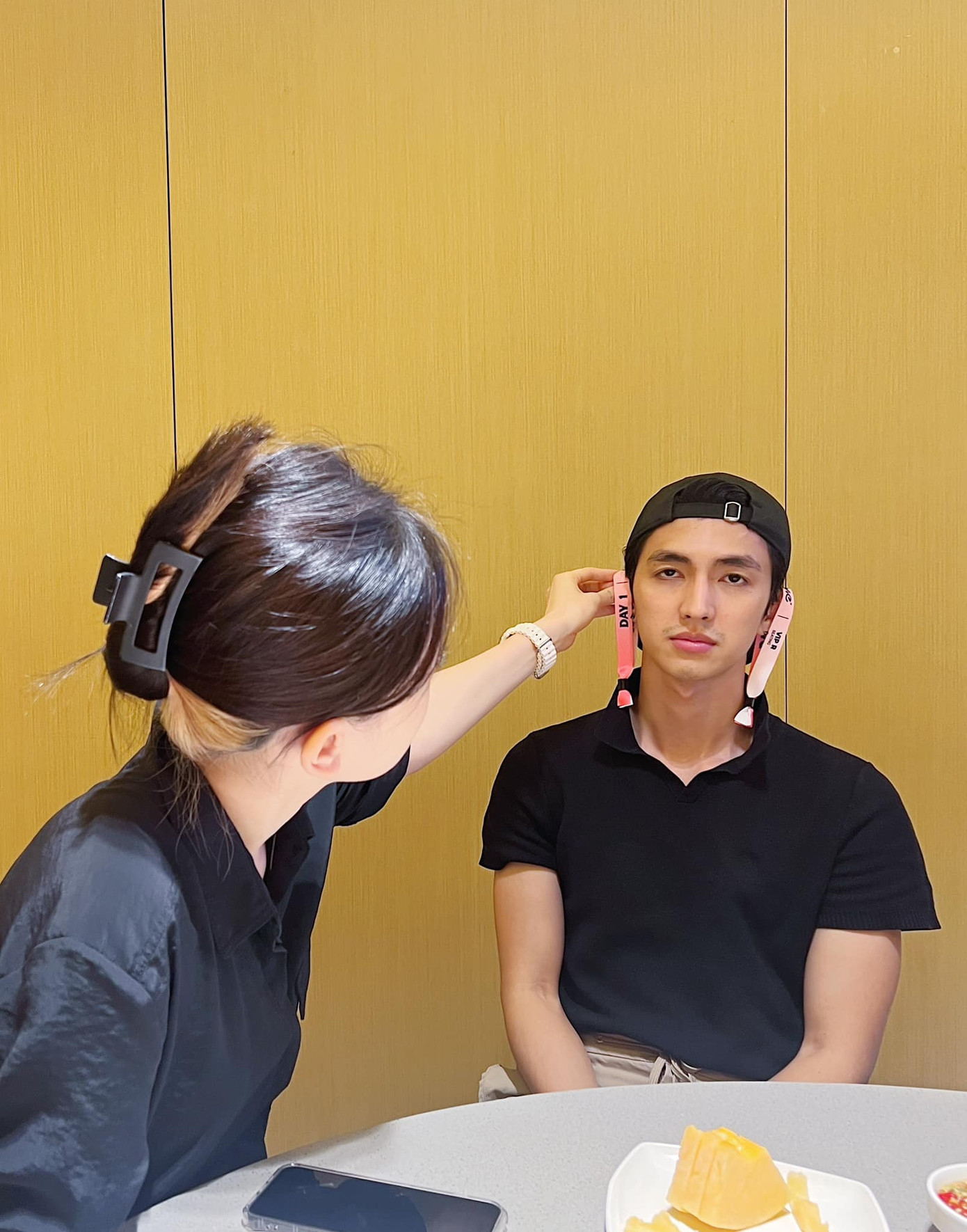 Khoảnh khắc hài hước của vợ chồng Bình An trước ngày đi concert.