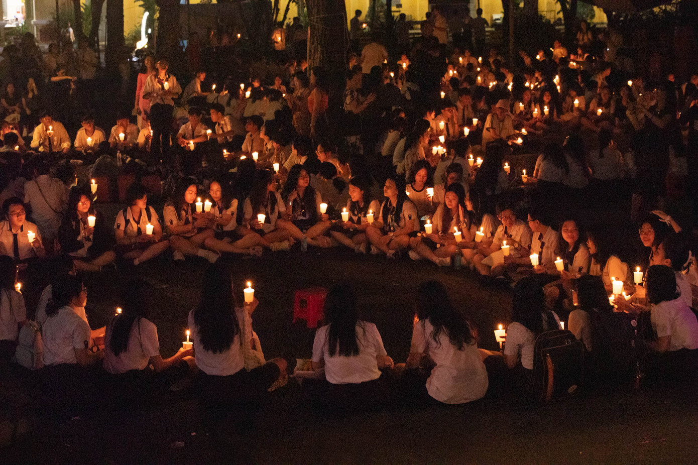 Khoảnh khắc hơn 600 ngọn nến lung linh giữa sân trường sẽ là một kỷ niệm khó quên trong lòng mỗi học sinh Minh Khai. Khoảnh khắc hơn 600 ngọn nến lung linh giữa sân trường sẽ là một kỷ niệm khó quên trong lòng mỗi học sinh Minh Khai.