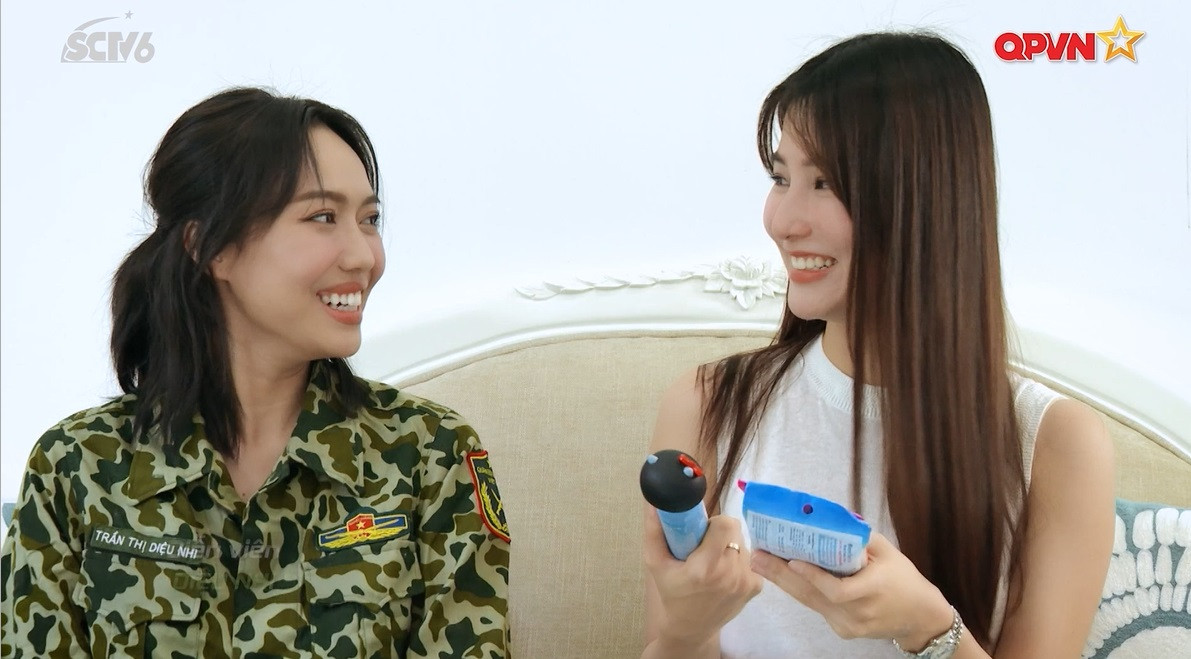 "Đồng chí" Diệu Nhi bất ngờ xuất hiện để truyền đạt kinh nghiệm cho Diễm My 9X. "Đồng chí" Diệu Nhi bất ngờ xuất hiện để truyền đạt kinh nghiệm cho Diễm My 9X.