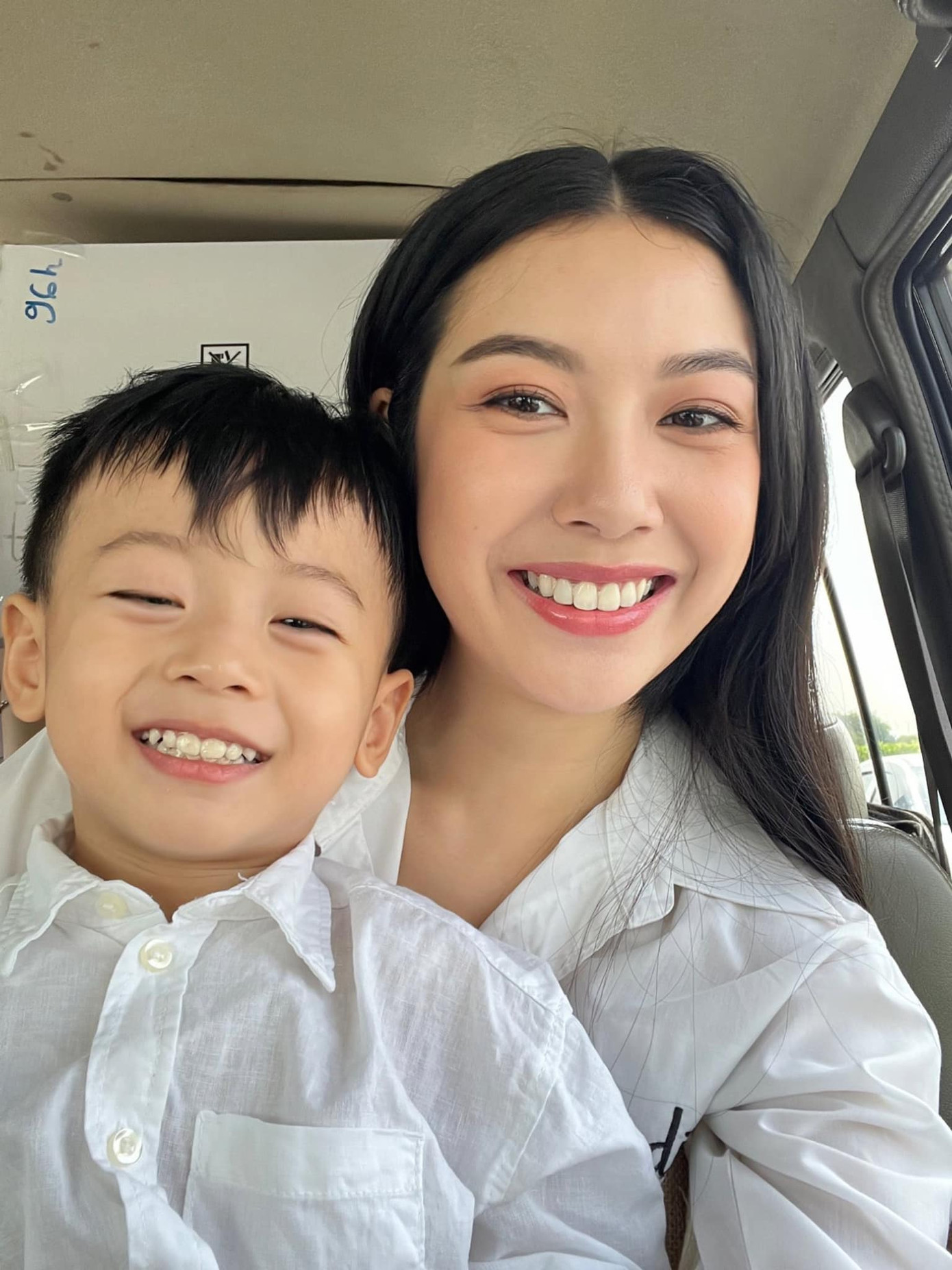 Con trai Á hậu Thúy Vân khiến khán giả tấm tắc khen bởi ngoại hình sáng và nụ cười dễ mến.