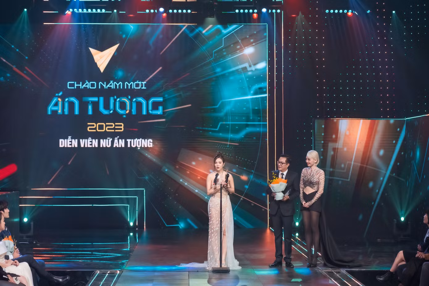 Nữ diễn viên nghẹn ngào xúc động trên sân khấu trao giải. Nữ diễn viên nghẹn ngào xúc động trên sân khấu trao giải.