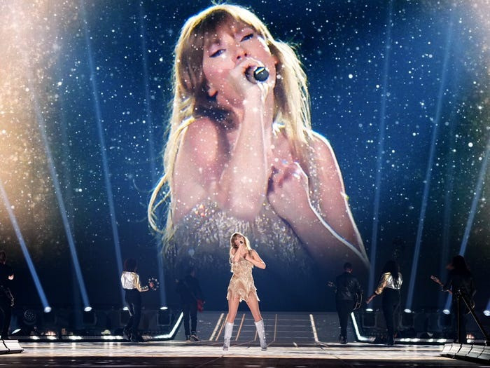 Taylor Swift tỏa sáng trên sân khấu. Taylor Swift tỏa sáng trên sân khấu.