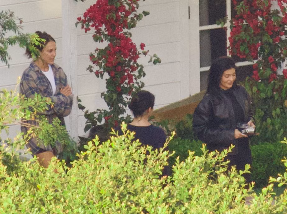 Kylie cùng chị ruột Kendall gặp mặt chị gái của Timothée là Pauline Chalamet.