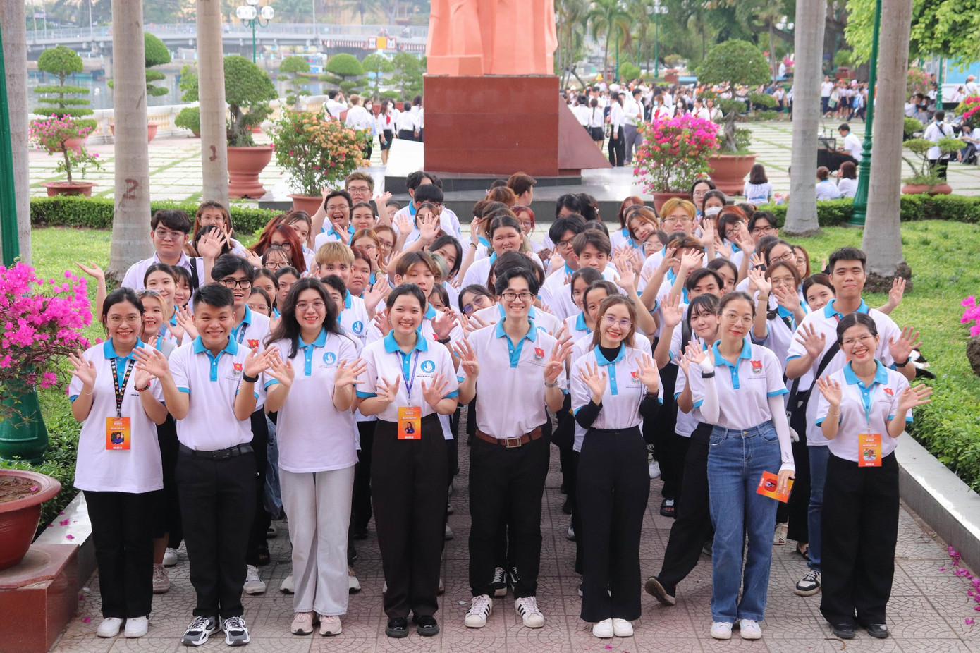 Tại đây, các trại sinh đã cùng nhau thực hiện nghi thức dâng hương và cùng nhau tham quan Bảo tàng Hồ Chí Minh và trường Dục Thanh, qua đó hun đúc thêm lòng yêu nước, ý chí phấn đấu xây dựng và phát triển đất nước. Nguồn: Sức trẻ Nhân Văn