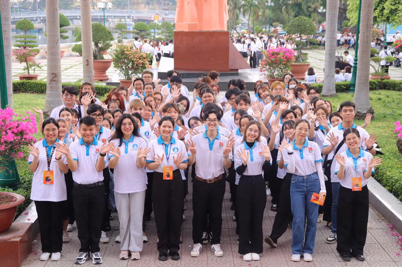 Tại đây, các trại sinh đã cùng nhau thực hiện nghi thức dâng hương và cùng nhau tham quan Bảo tàng Hồ Chí Minh và trường Dục Thanh, qua đó hun đúc thêm lòng yêu nước, ý chí phấn đấu xây dựng và phát triển đất nước. Nguồn: Sức trẻ Nhân Văn