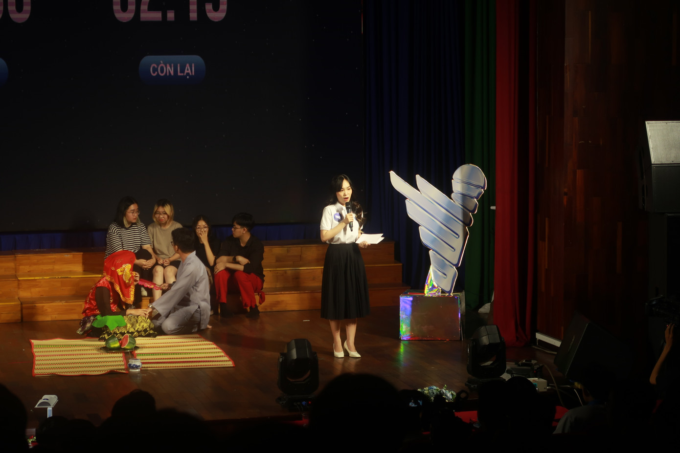 Chỉ trong tổng thời lượng sáu phút, Gia Uyên đã xoay xở khai thác, biên tập thông tin, để cuối cùng, một cách chuyên nghiệp, đưa tin như một phóng viên hiện trường thực thụ. Chỉ trong tổng thời lượng sáu phút, Gia Uyên đã xoay xở khai thác, biên tập thông tin, để cuối cùng, một cách chuyên nghiệp, đưa tin như một phóng viên hiện trường thực thụ.