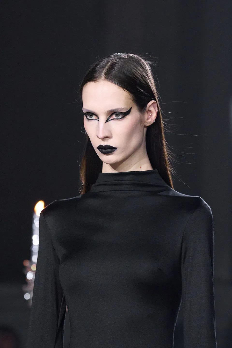 Xu hướng trang điểm độc lạ tạo nên vẻ ngoài ấn tượng cho người mẫu.