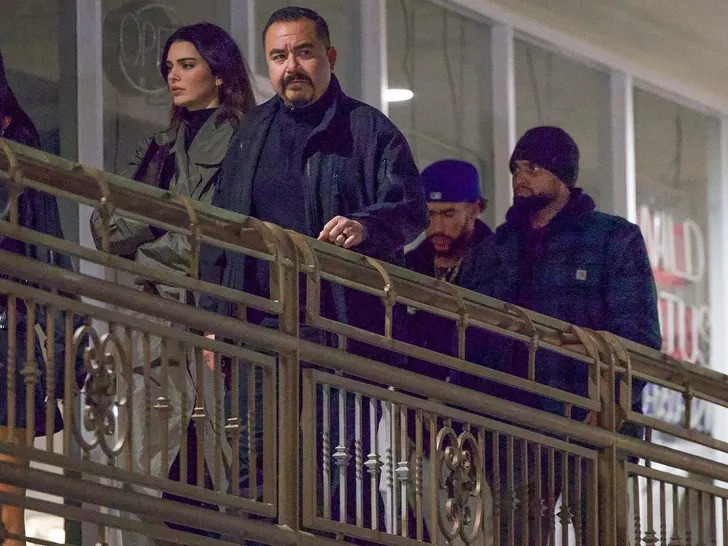 Kendall Jenner và Bad Bunny thoải mái xuất hiện cùng nhau ở chốn công cộng. Kendall Jenner và Bad Bunny thoải mái xuất hiện cùng nhau ở chốn công cộng.