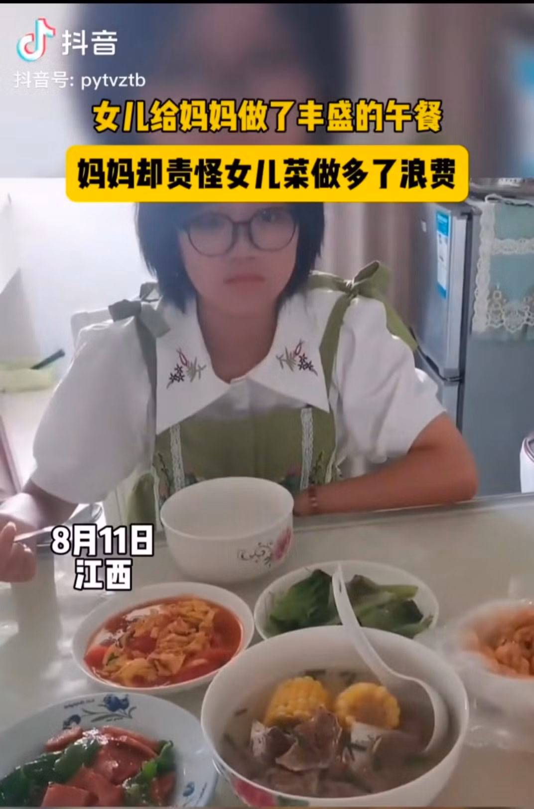 Cô bé buồn bã khi liên tiếp nhận lời mắng từ mẹ dù đã tự tay vào bếp nấu ăn.