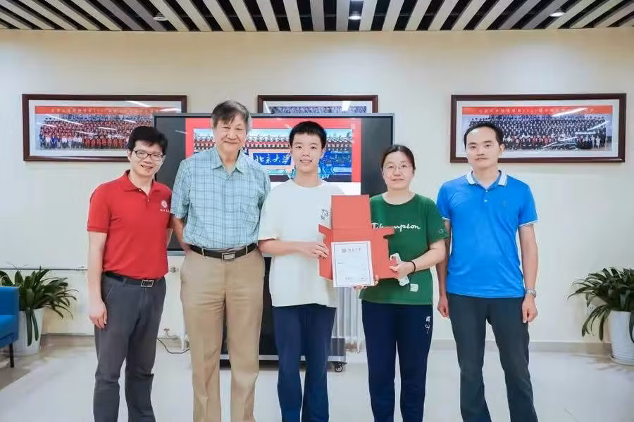Với loạt thành tích khiến nhiều người phải “mắt chữ A, miệng chữ O” như vậy, việc nhận được vinh dự của Bắc Đại cũng là điều dễ hiểu. Ảnh: Weibo Với loạt thành tích khiến nhiều người phải “mắt chữ A, miệng chữ O” như vậy, việc nhận được vinh dự của Bắc Đại cũng là điều dễ hiểu. Ảnh: Weibo