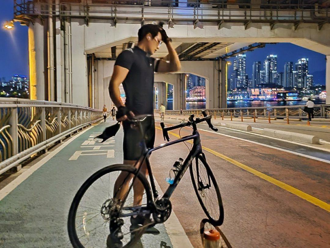 Bạn trai Jisoo BLACKPINK sở hữu vóc dáng &quot;xịn đét&quot; nhờ chăm chỉ tập luyện thể thao.