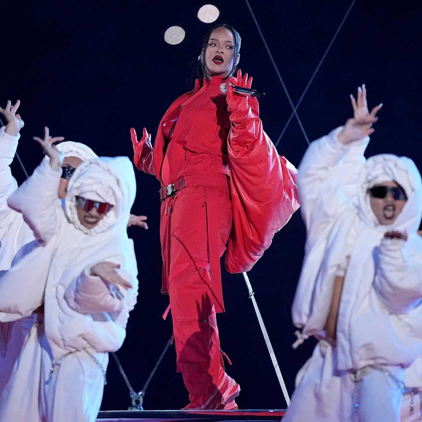 Rihanna trở lại sân khấu ca nhạc sau 5 năm vắng bóng.