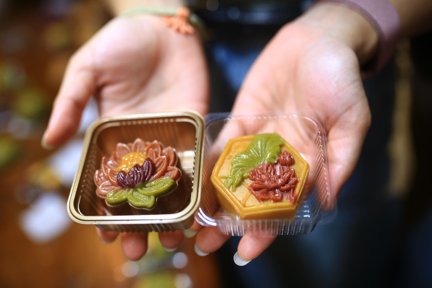 Các bạn được thỏa sức tạo nên những chiếc bánh Trung Thu có đặc trưng riêng của mình. Ảnh: Khu Vườn Gác Mái Các bạn được thỏa sức tạo nên những chiếc bánh Trung Thu có đặc trưng riêng của mình. Ảnh: Khu Vườn Gác Mái