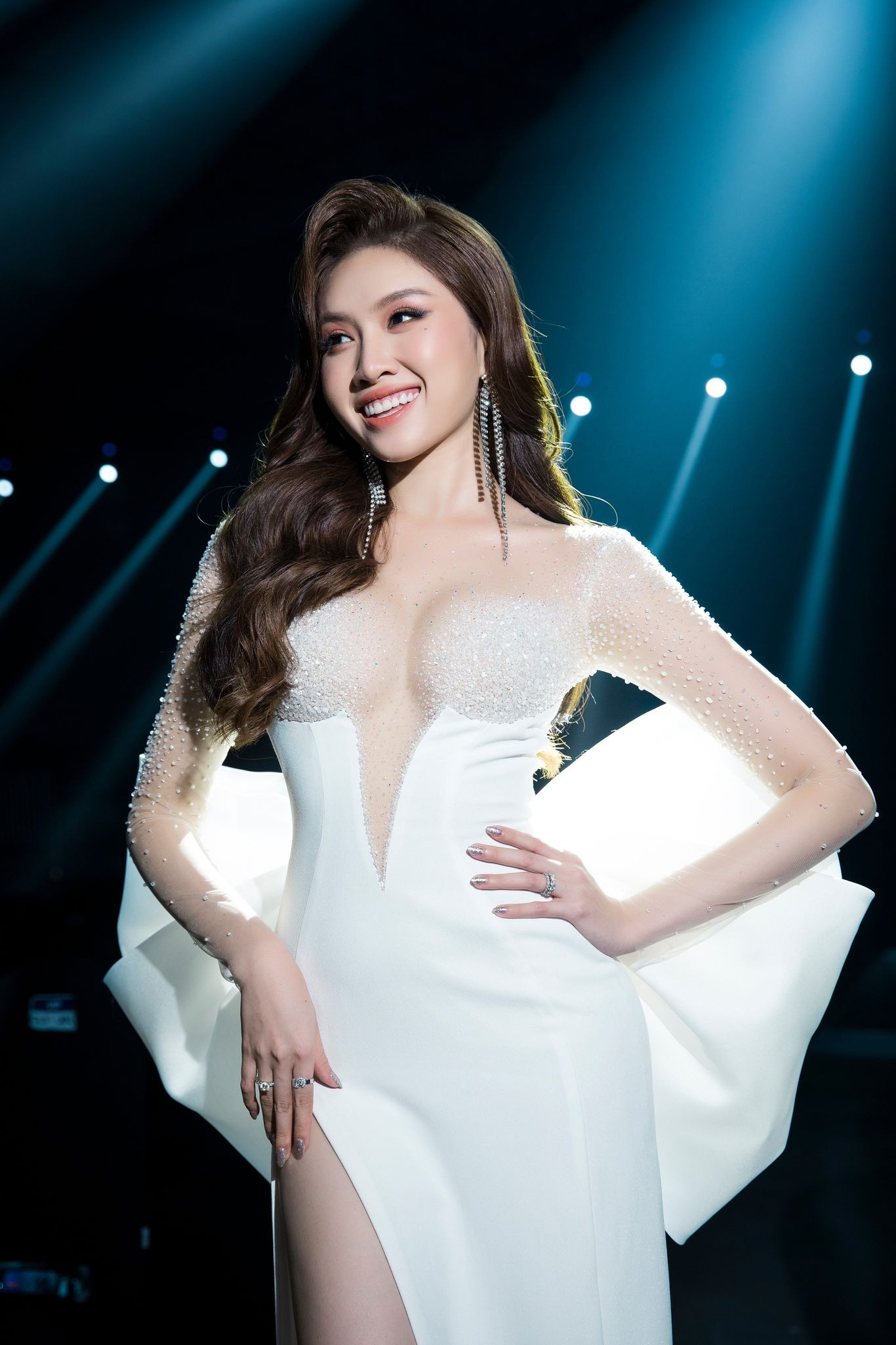 Cô nàng từng nhiều lần "gây bão" cộng đồng mạng với vai trò là một "MC song ngữ". Cô nàng từng nhiều lần "gây bão" cộng đồng mạng với vai trò là một "MC song ngữ".