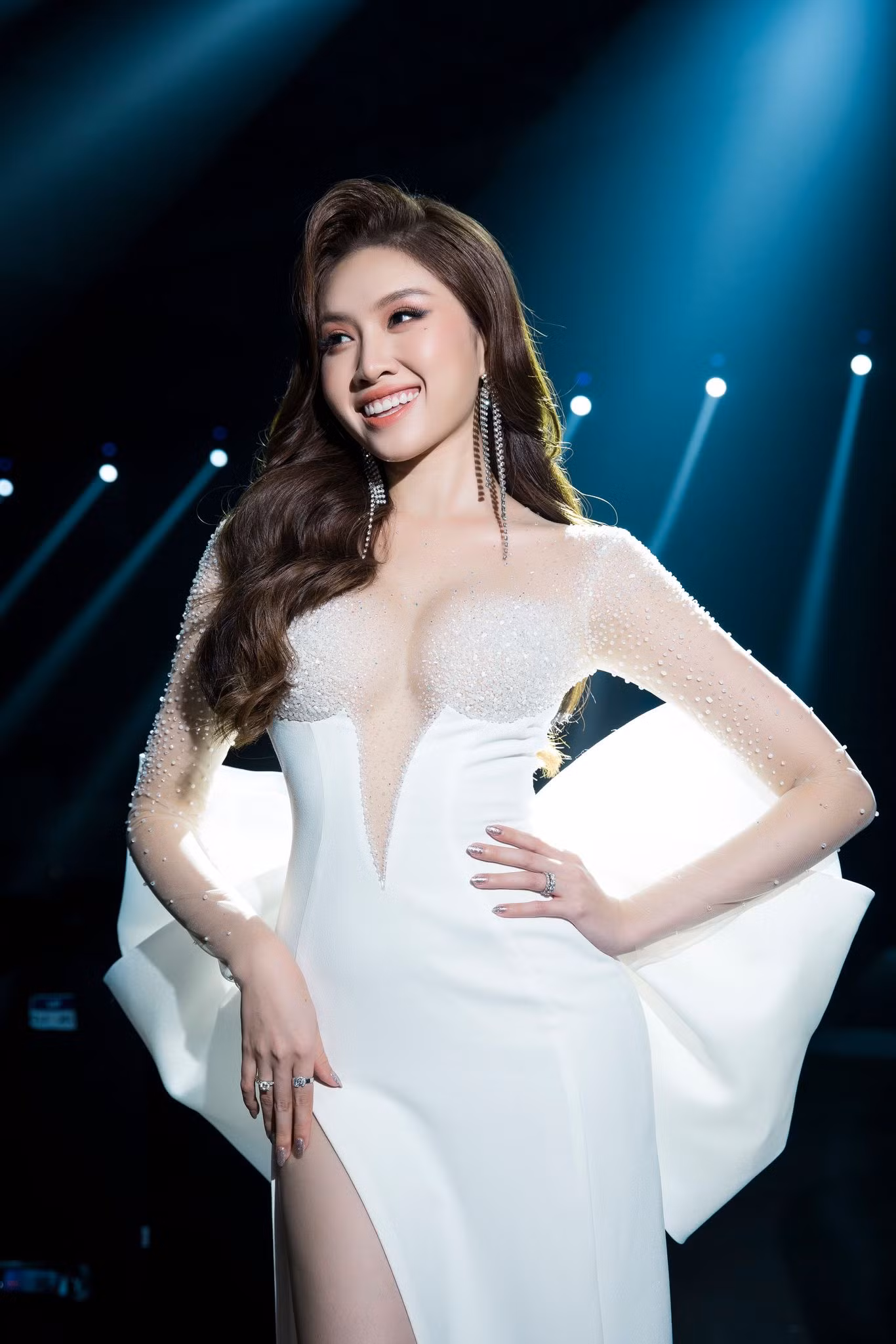 Cô nàng từng nhiều lần "gây bão" cộng đồng mạng với vai trò là một "MC song ngữ". Cô nàng từng nhiều lần "gây bão" cộng đồng mạng với vai trò là một "MC song ngữ".