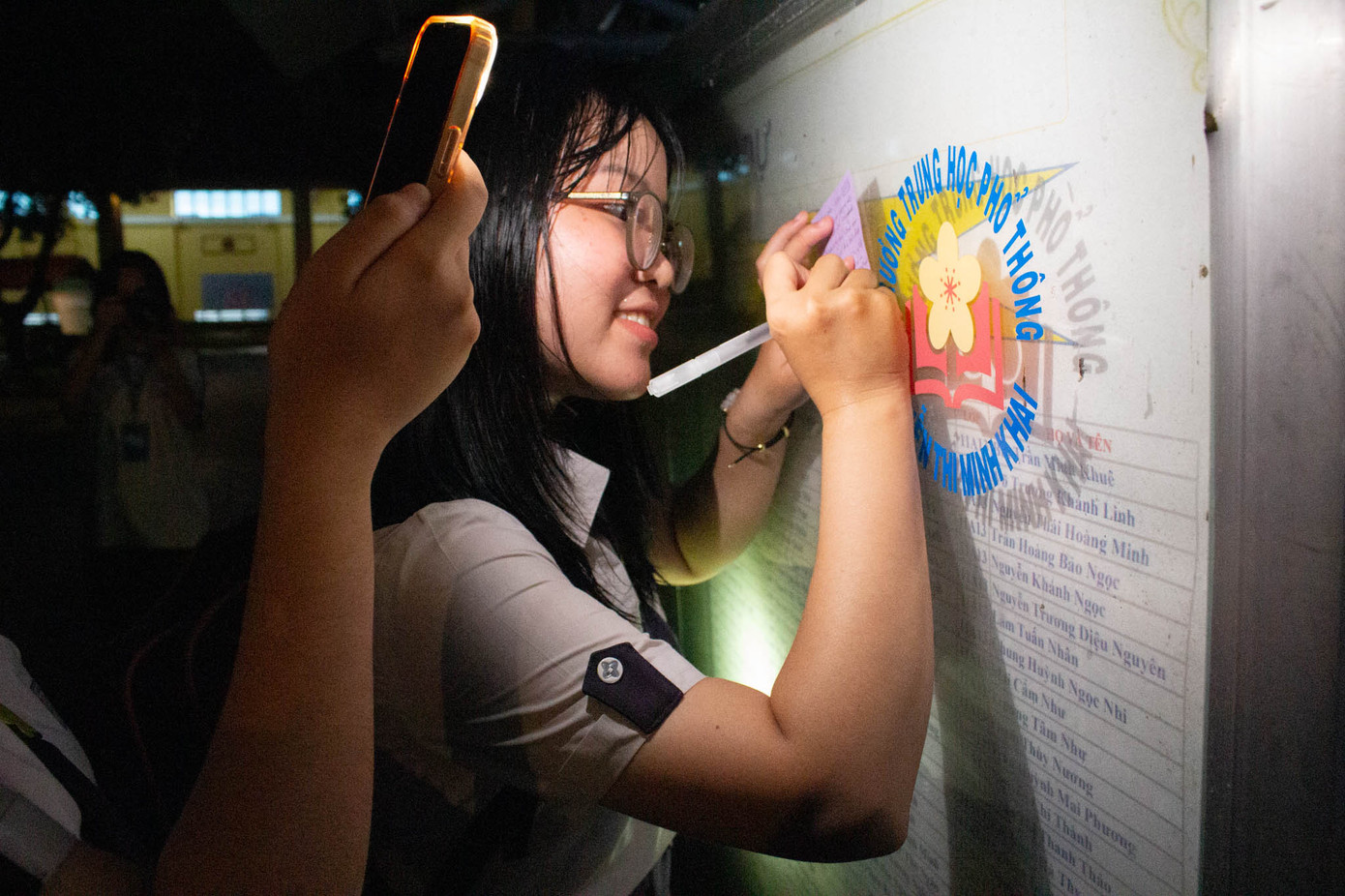 Các Mikiers cùng nhau viết nên những ước nguyện nhắn nhủ cho bản thân trong tương lai. Các Mikiers cùng nhau viết nên những ước nguyện nhắn nhủ cho bản thân trong tương lai.