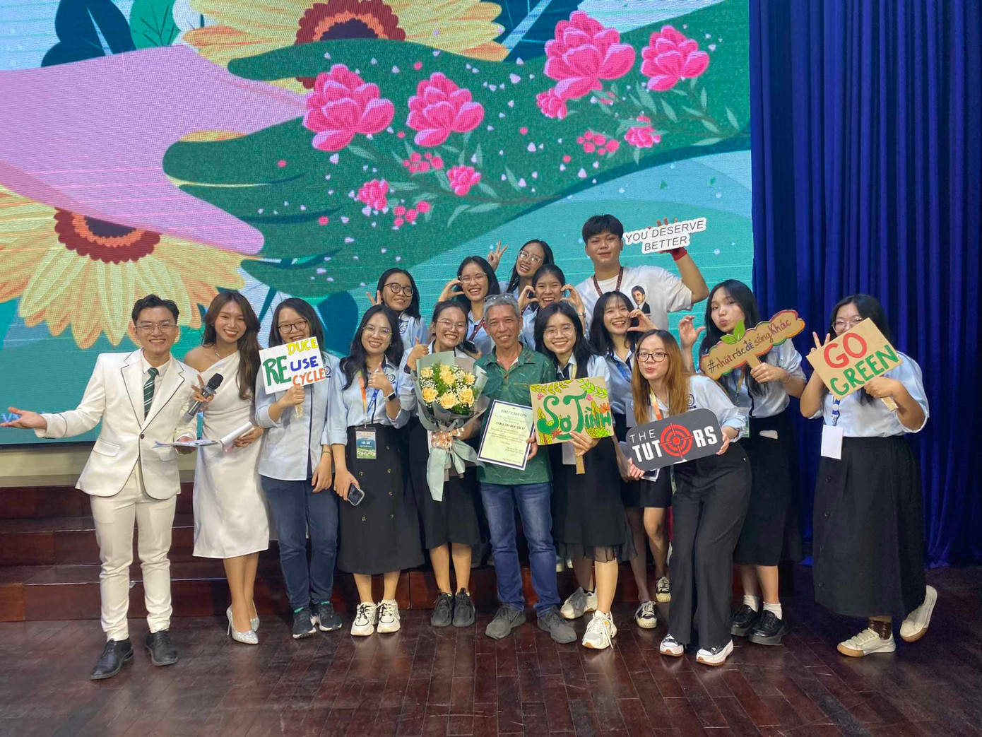 Hình ảnh các bạn sinh viên cùng tổ chức chương trình.