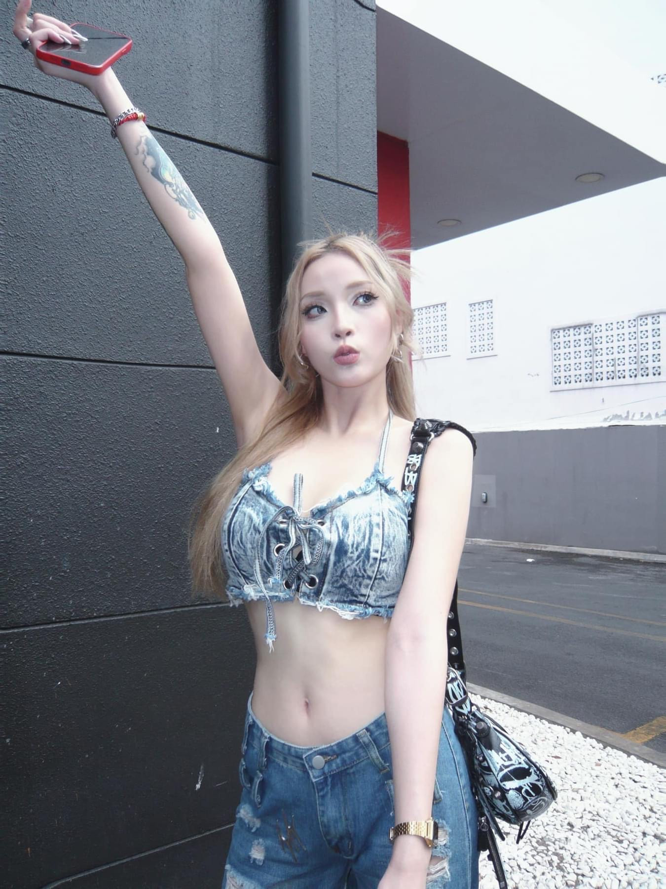 Bạn gái Quang Đăng nhận được nhiều lời khen bởi phong cách thời thượng, quyến rũ.