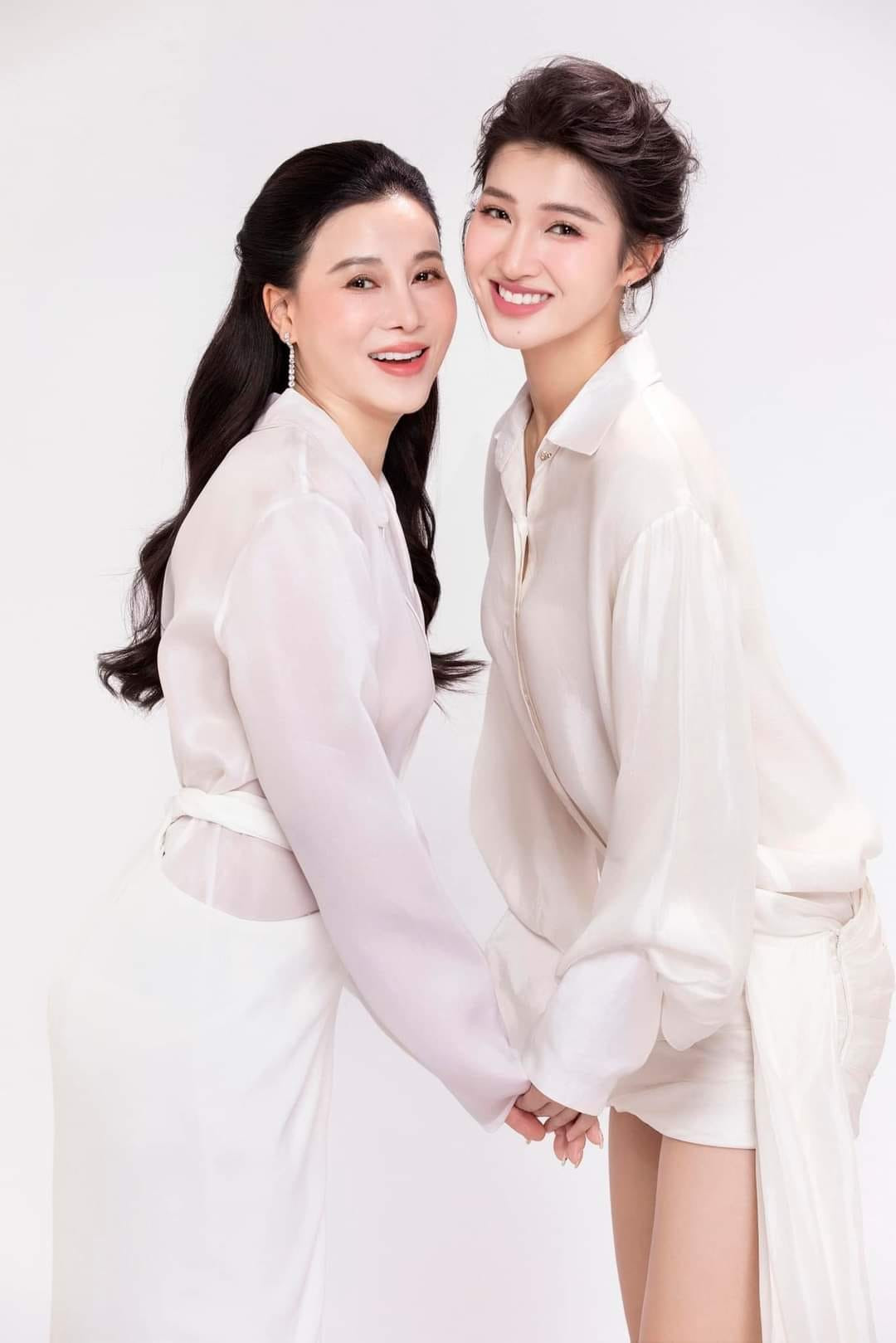 Cả Phương Nhi và mẹ đều được người hâm mộ đánh giá cao về nhan sắc.