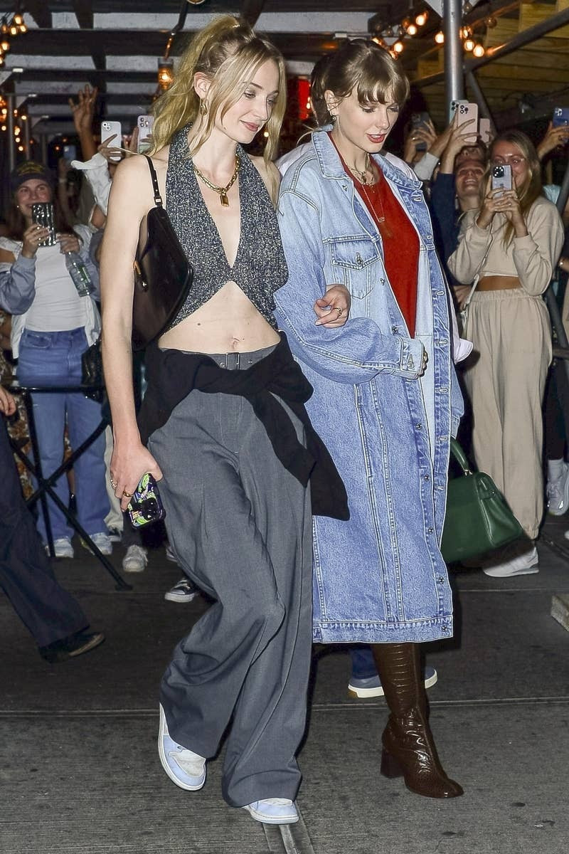 Sophie Turner khoác tay Taylor Swift thân thiết. Sophie Turner khoác tay Taylor Swift thân thiết.