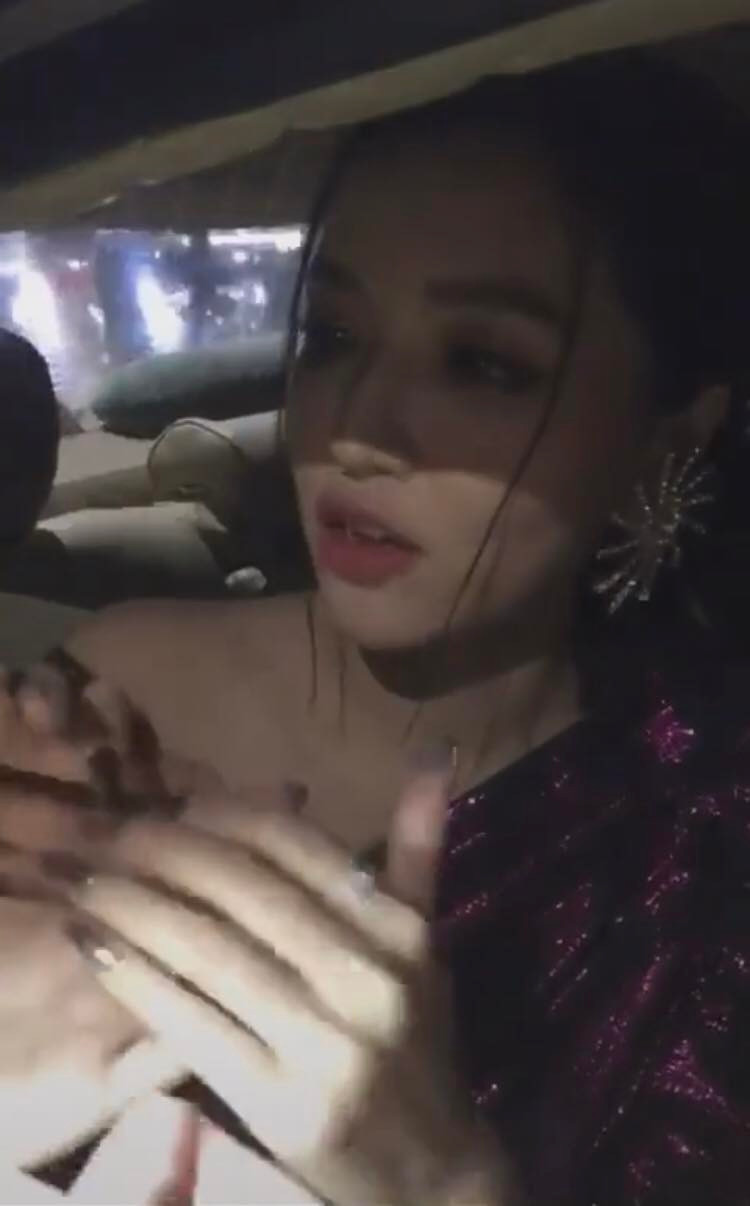 Khoảnh khắc Bích Phương nắm chặt tay fan và liên tục dặn dò đi đường cẩn thận. Khoảnh khắc Bích Phương nắm chặt tay fan và liên tục dặn dò đi đường cẩn thận.