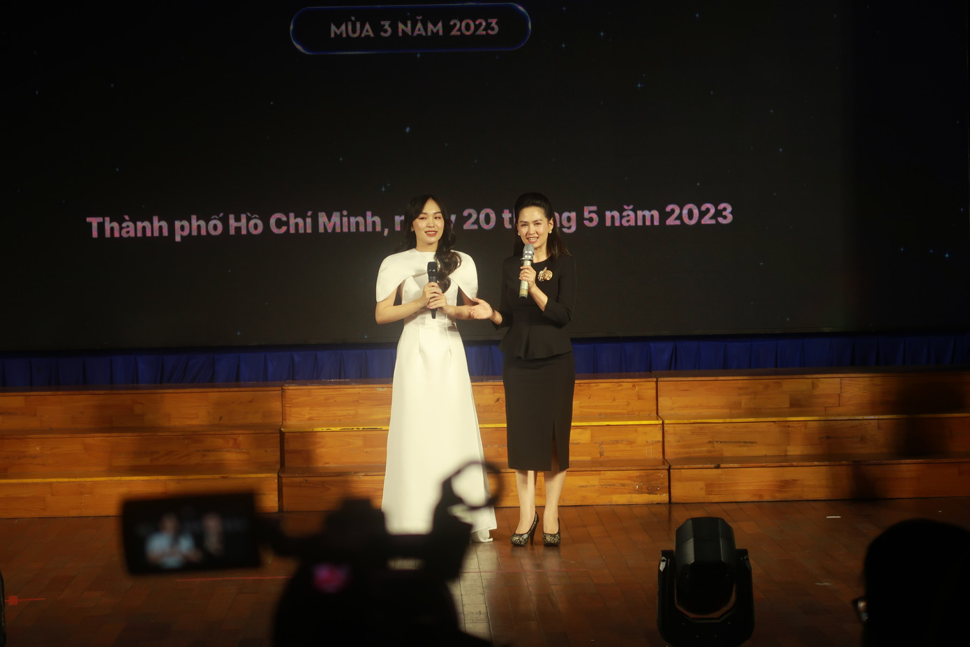 Gia Uyên tự tin thực hiện phần thi cùng BTV Thúy Hằng. Gia Uyên tự tin thực hiện phần thi cùng BTV Thúy Hằng.