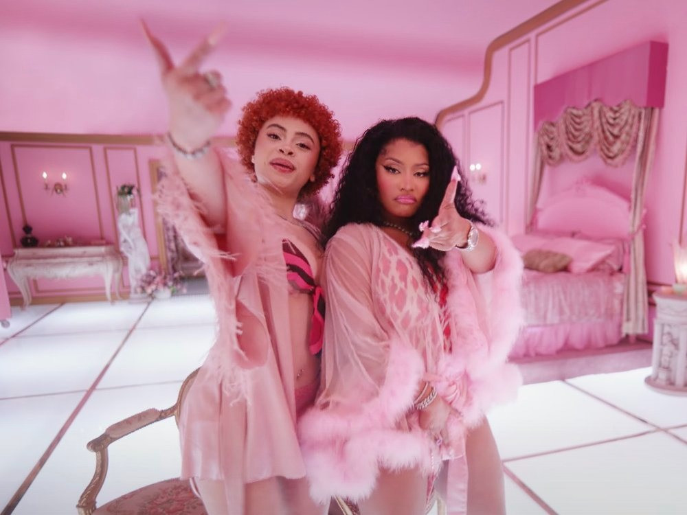 Ice Spice với đàn chị Nicki Minaj trong MV Princess Diana. Ice Spice với đàn chị Nicki Minaj trong MV Princess Diana.